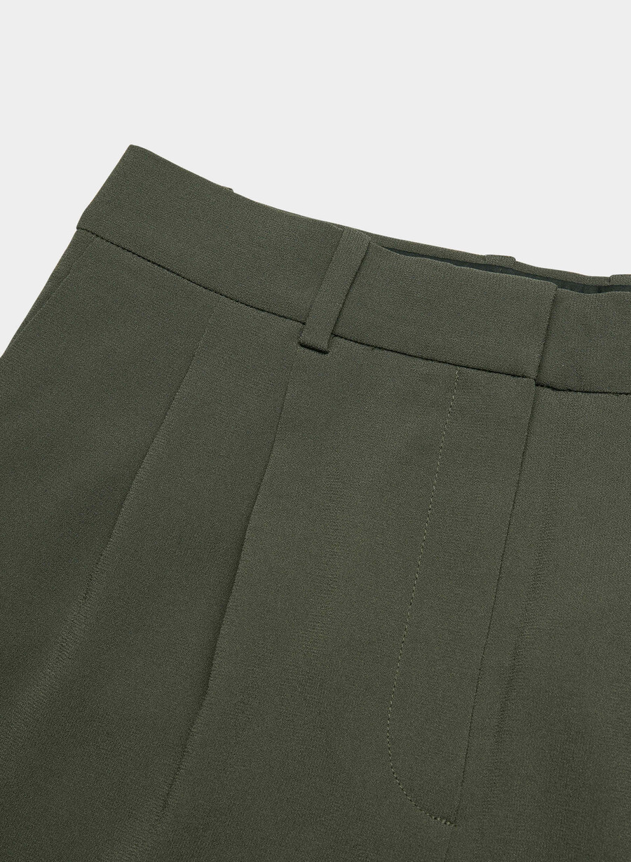 plissierte mini-shorts in dunkeloliv