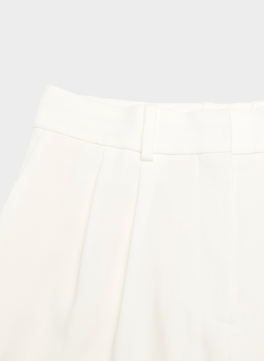 plissierte mittellange shorts espace