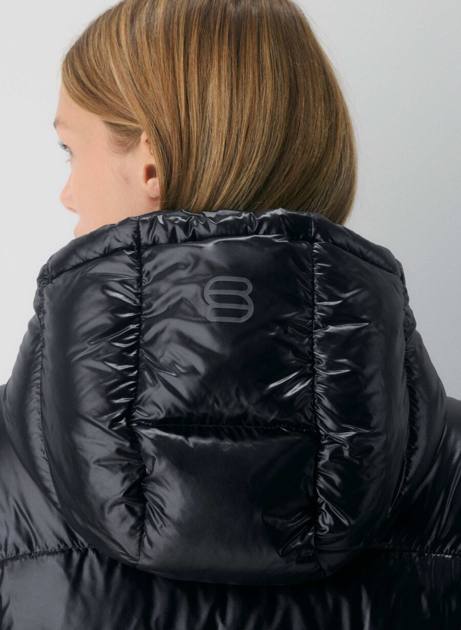 supersnug puff long – hochglanz schwarz