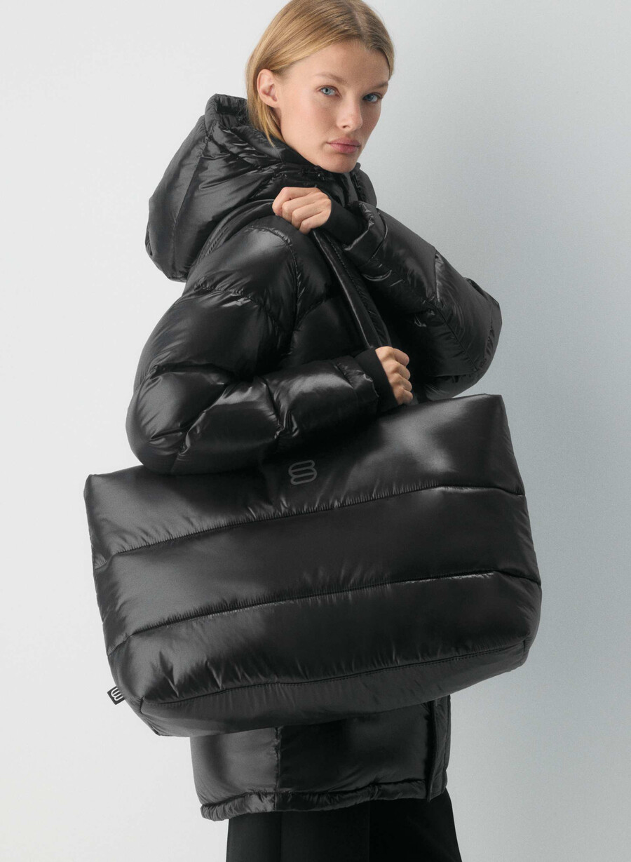 the super puff tragetasche – hochglänzendes schwarz