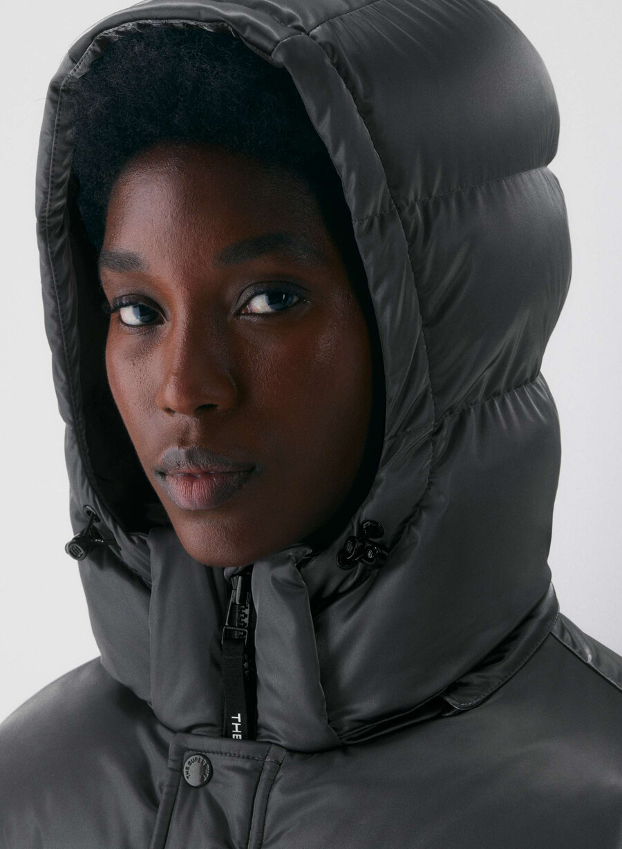 the super puff liquid shine coal grey