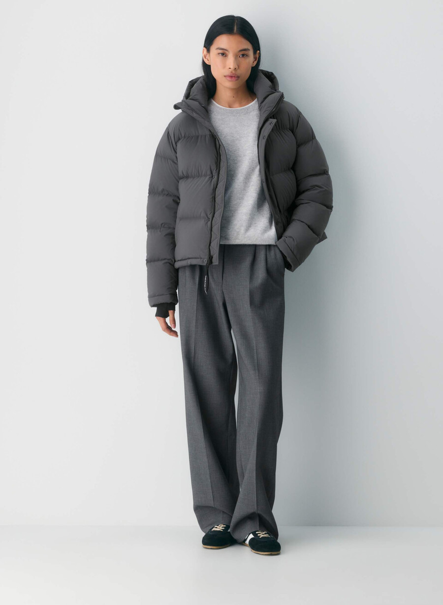 the super puff shorty - climatte coal grey