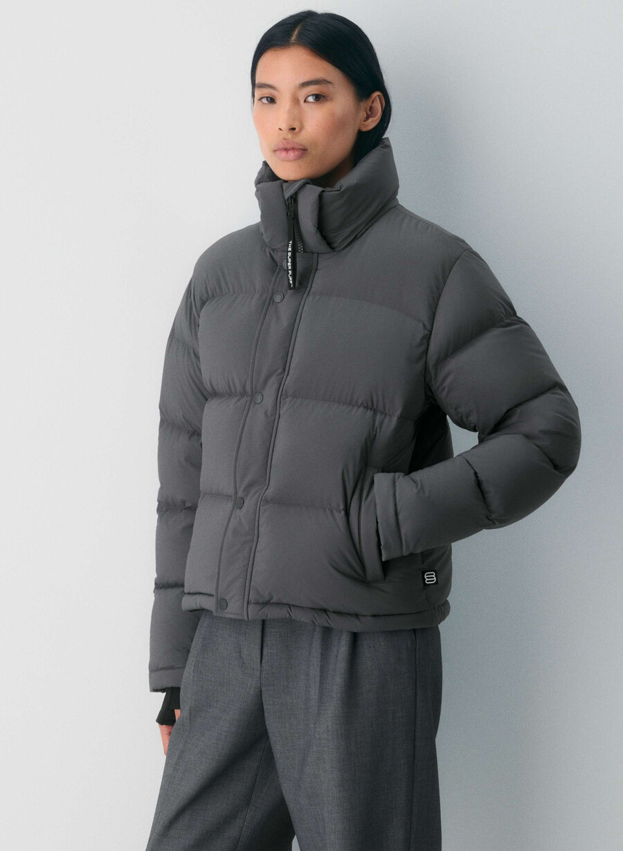 the super puff shorty - climatte coal grey