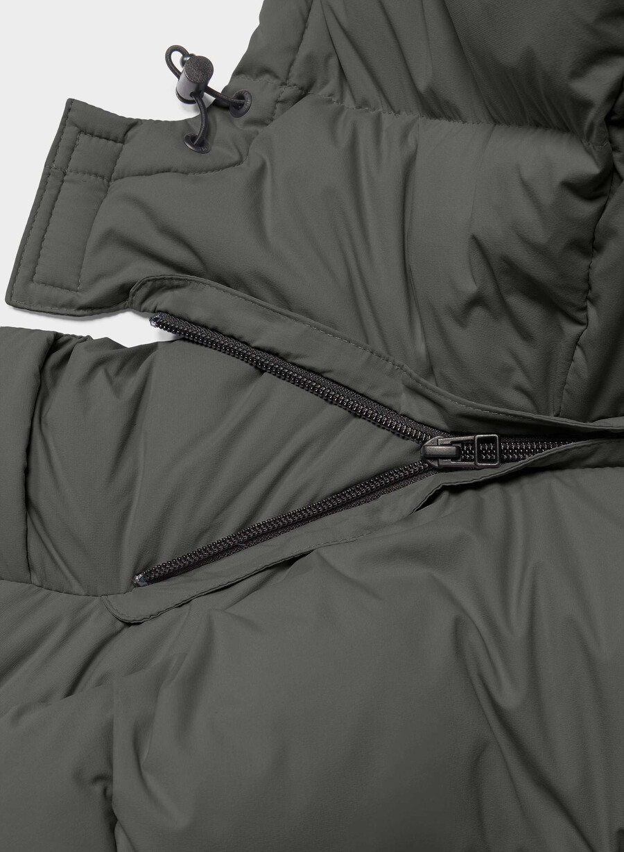 the super puff shorty - climatte coal grey