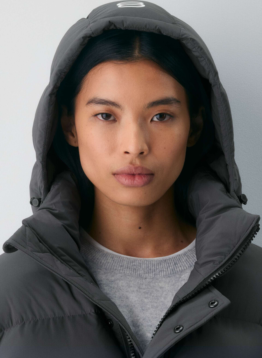 the super puff shorty - climatte coal grey