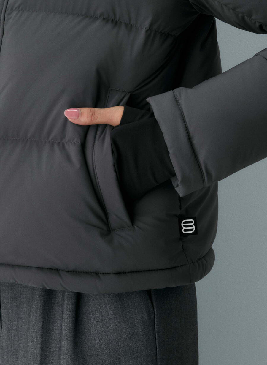 the super puff shorty - climatte coal grey