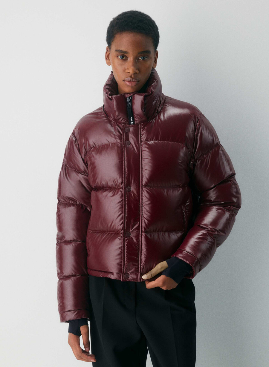 the super puff shorty - hochglänzendes pflaumen-burgund