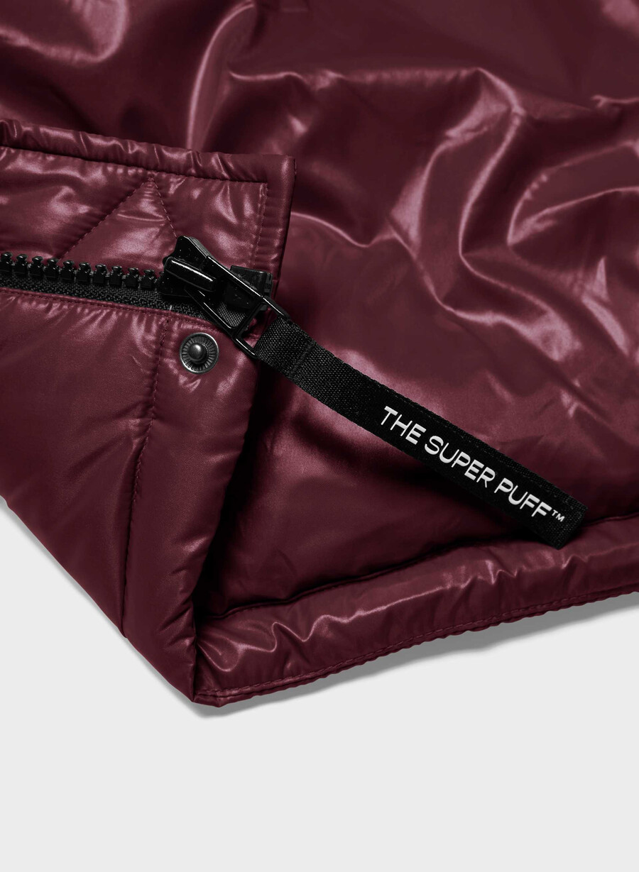 the super puff shorty - hochglänzendes pflaumen-burgund