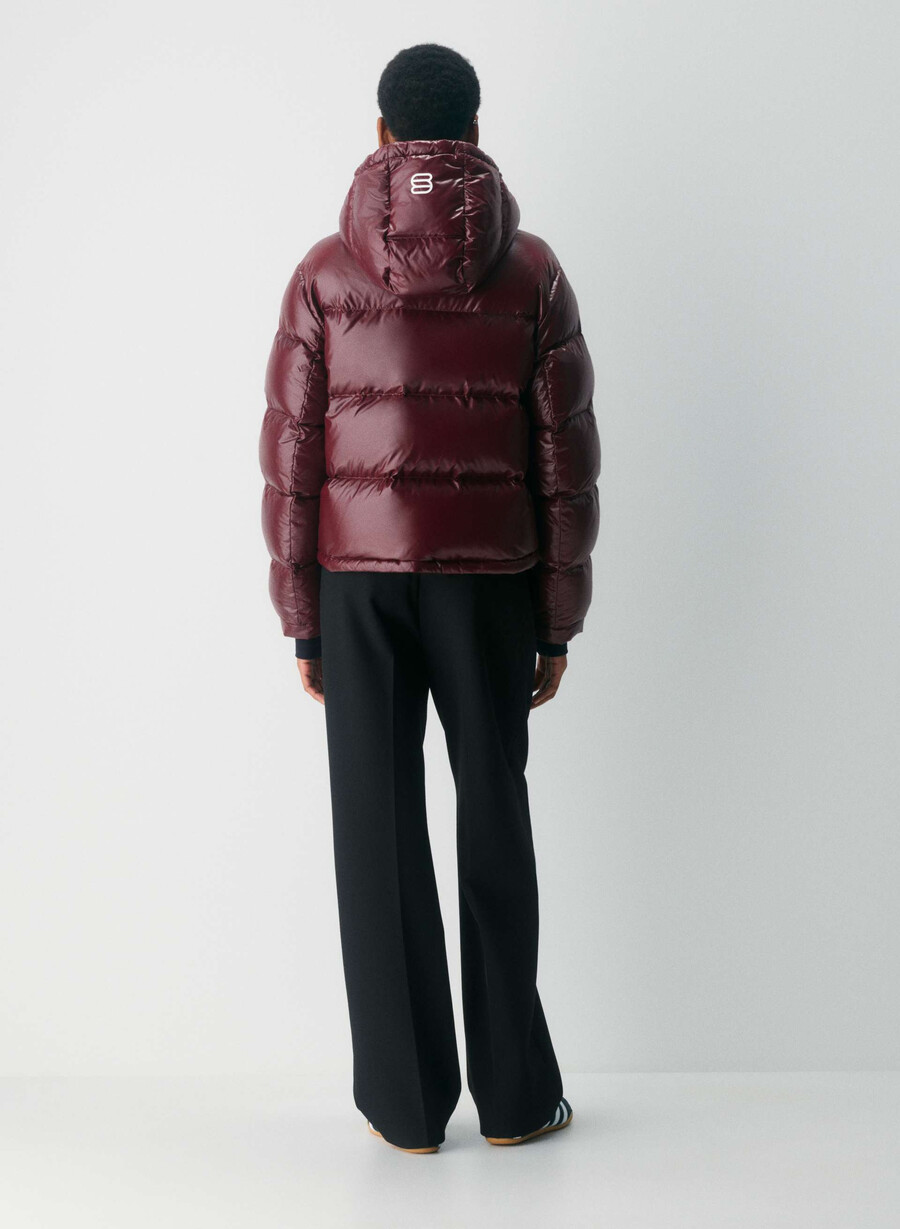 the super puff shorty - hochglänzendes pflaumen-burgund