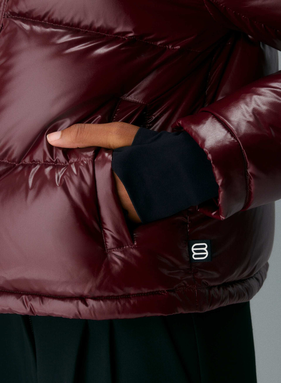 the super puff shorty - hochglänzendes pflaumen-burgund