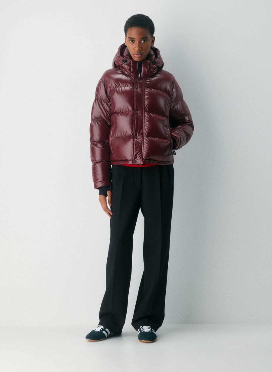 the super puff shorty - hochglänzendes pflaumen-burgund