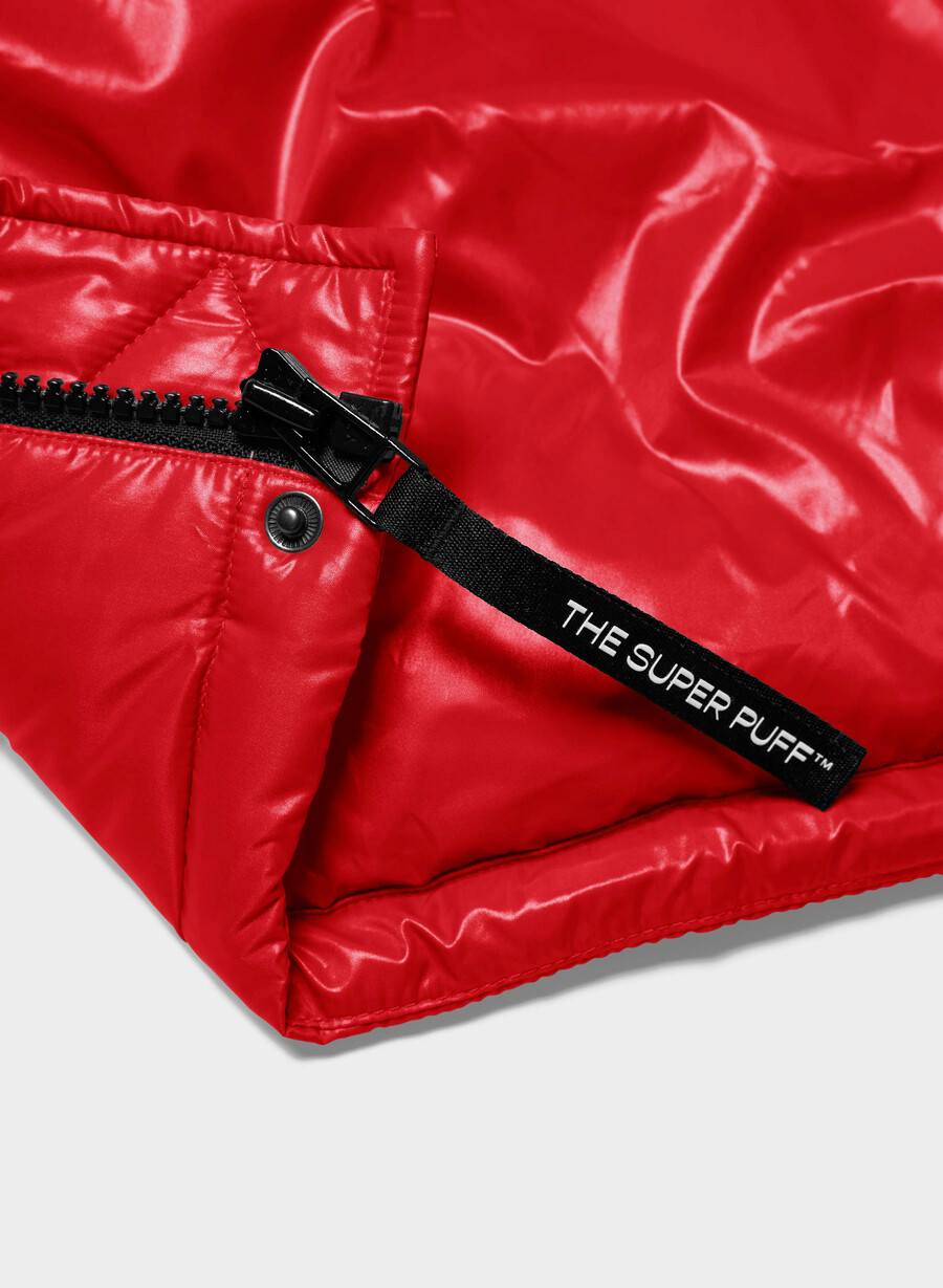 the super puff shorty – hochglänzendes prosperity red