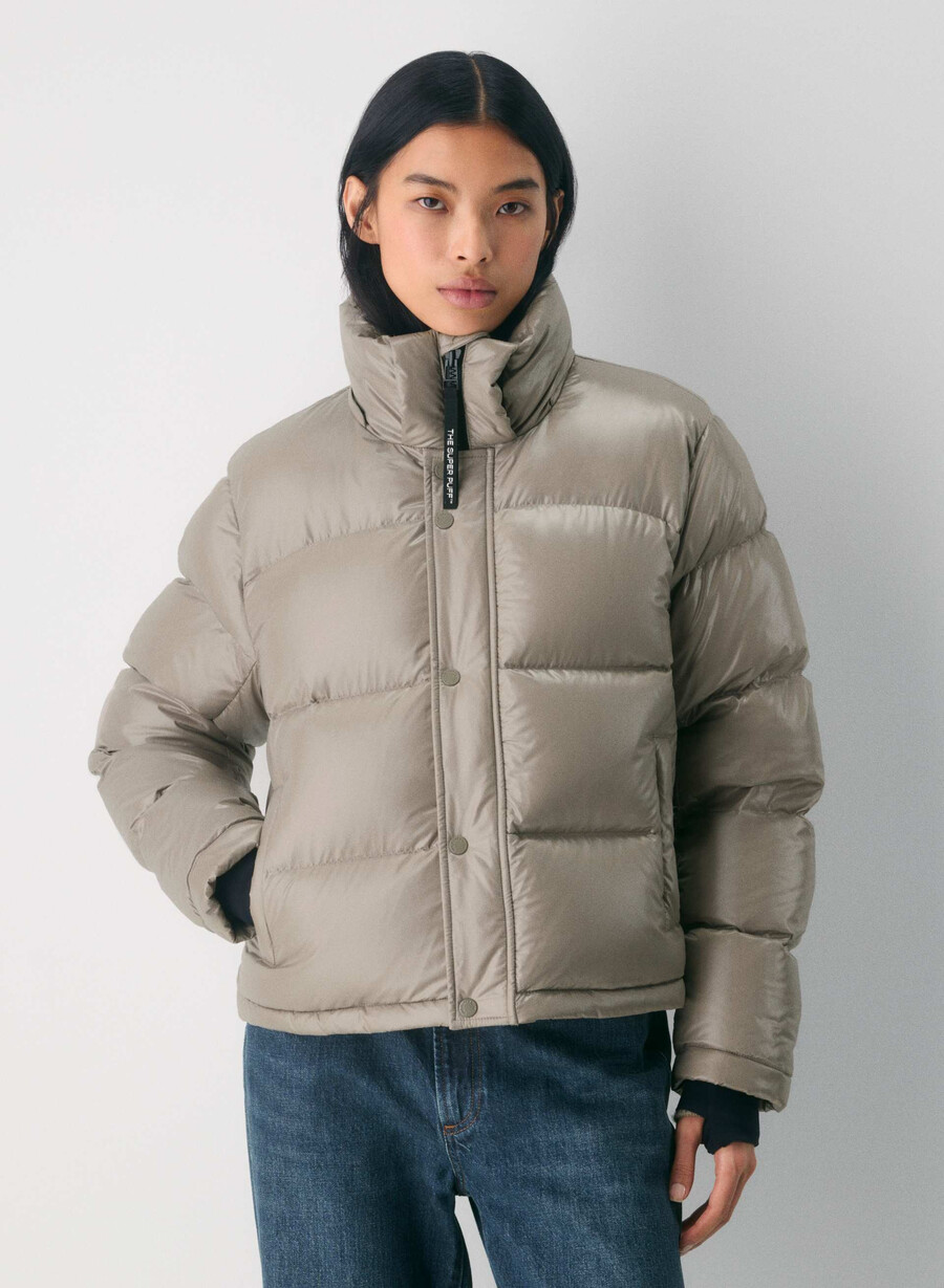 the super puff shorty - hochglänzendes modernes taupe