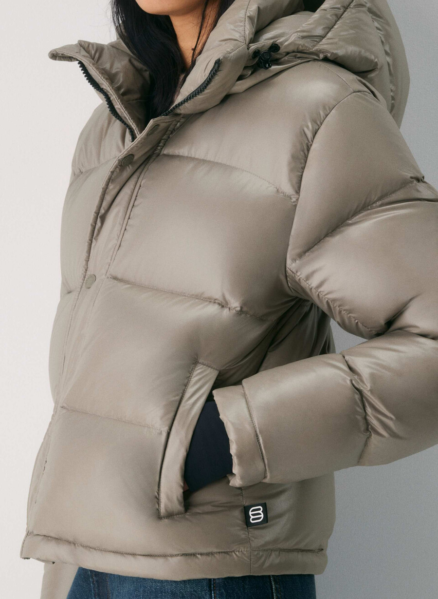 the super puff shorty - hochglänzendes modernes taupe