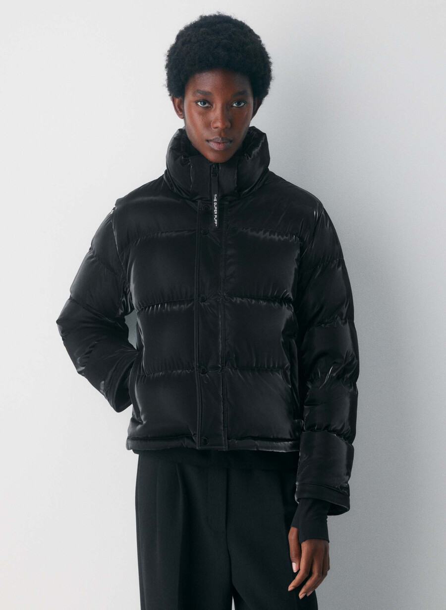 the super puff shorty - liquid shine black