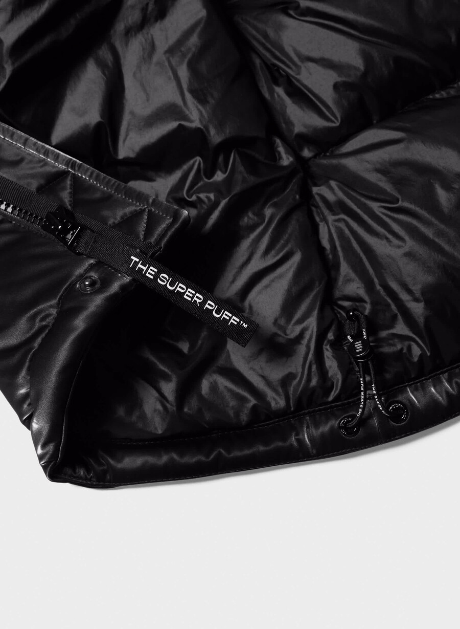 the super puff shorty - liquid shine black
