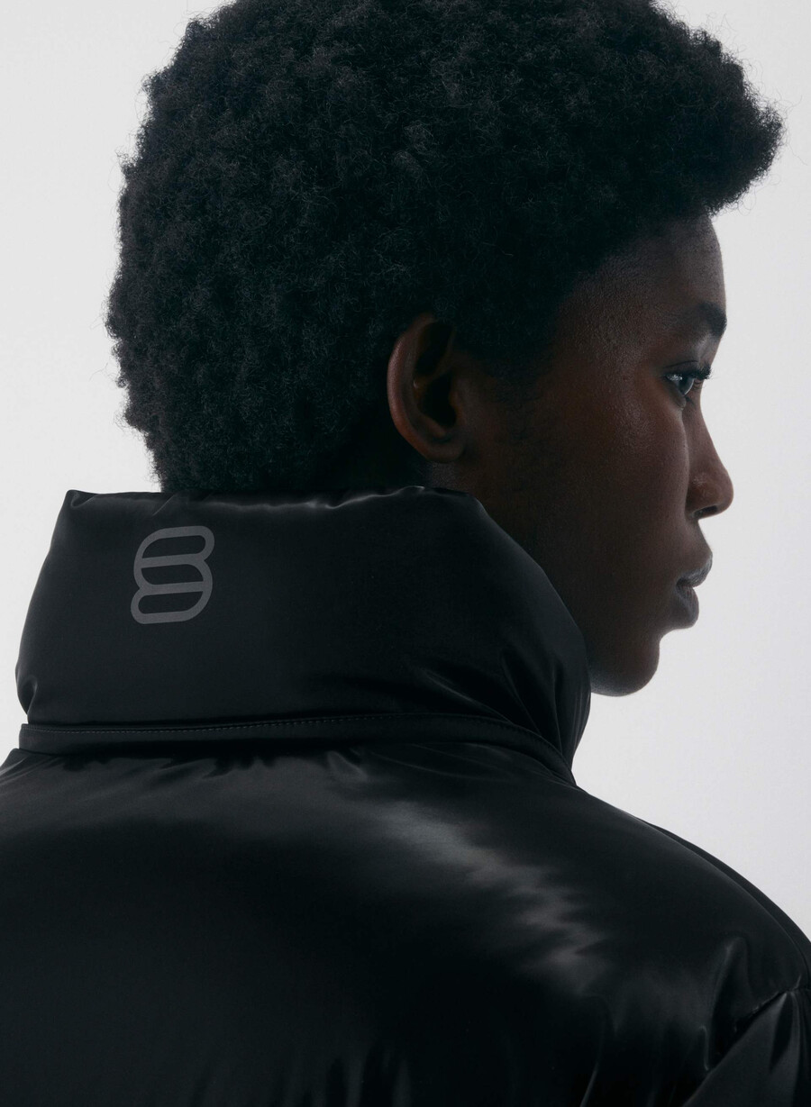 the super puff shorty - liquid shine black
