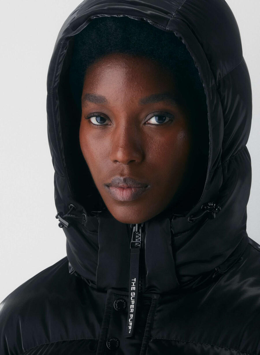the super puff shorty - liquid shine black
