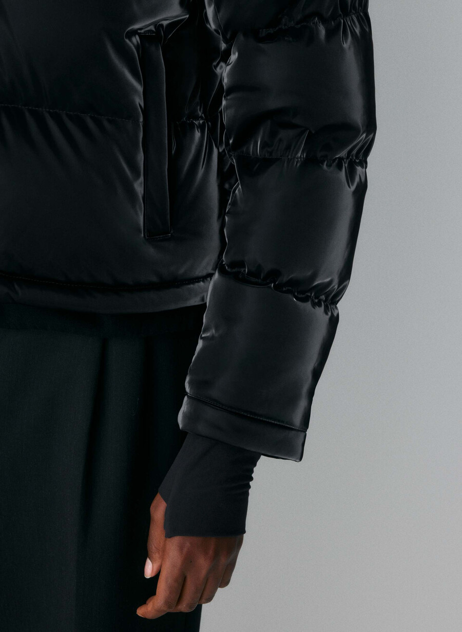 the super puff shorty - liquid shine black