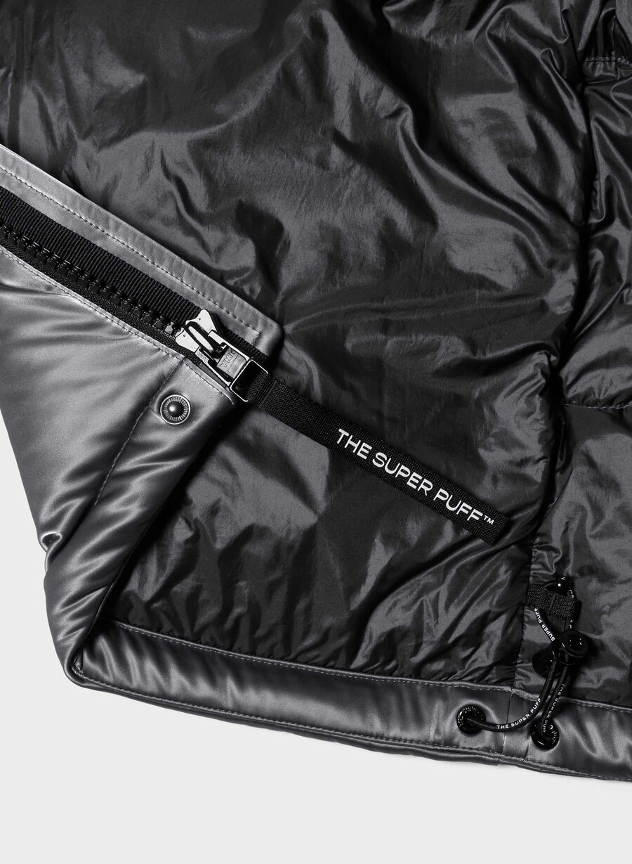 the super puff shorty - liquid shine coal grey