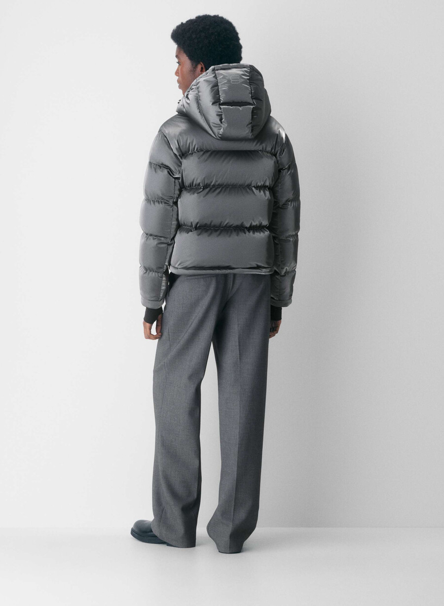 the super puff shorty - liquid shine coal grey