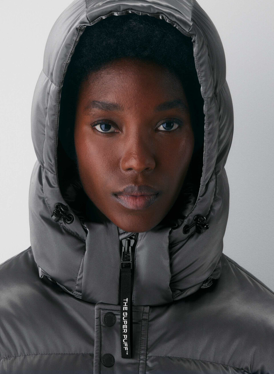 the super puff shorty - liquid shine coal grey