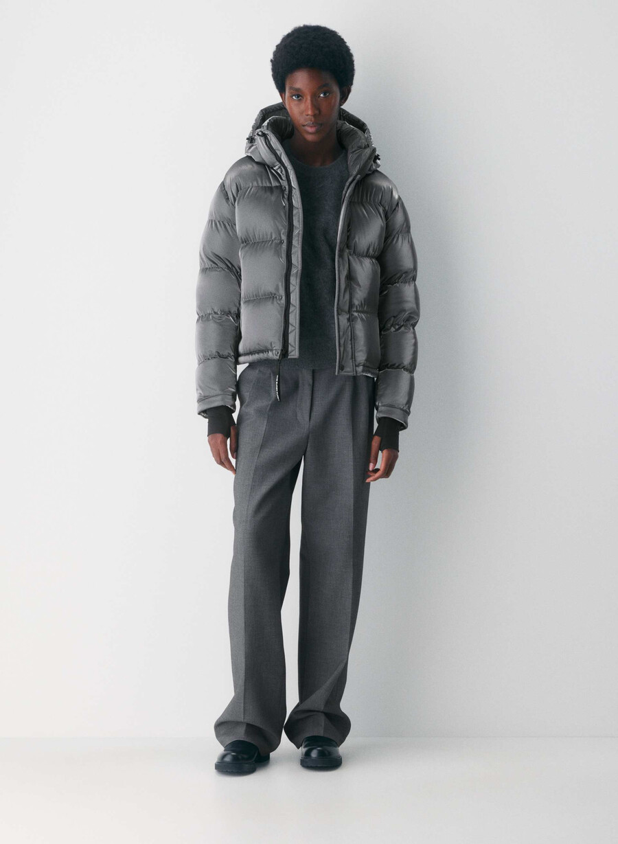 the super puff shorty - liquid shine coal grey