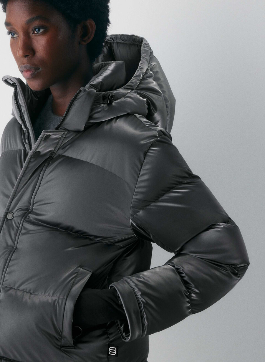 the super puff shorty - liquid shine coal grey