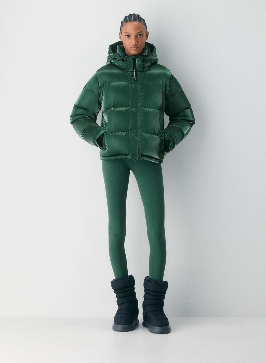 the super puff shorty - liquid shine campus green