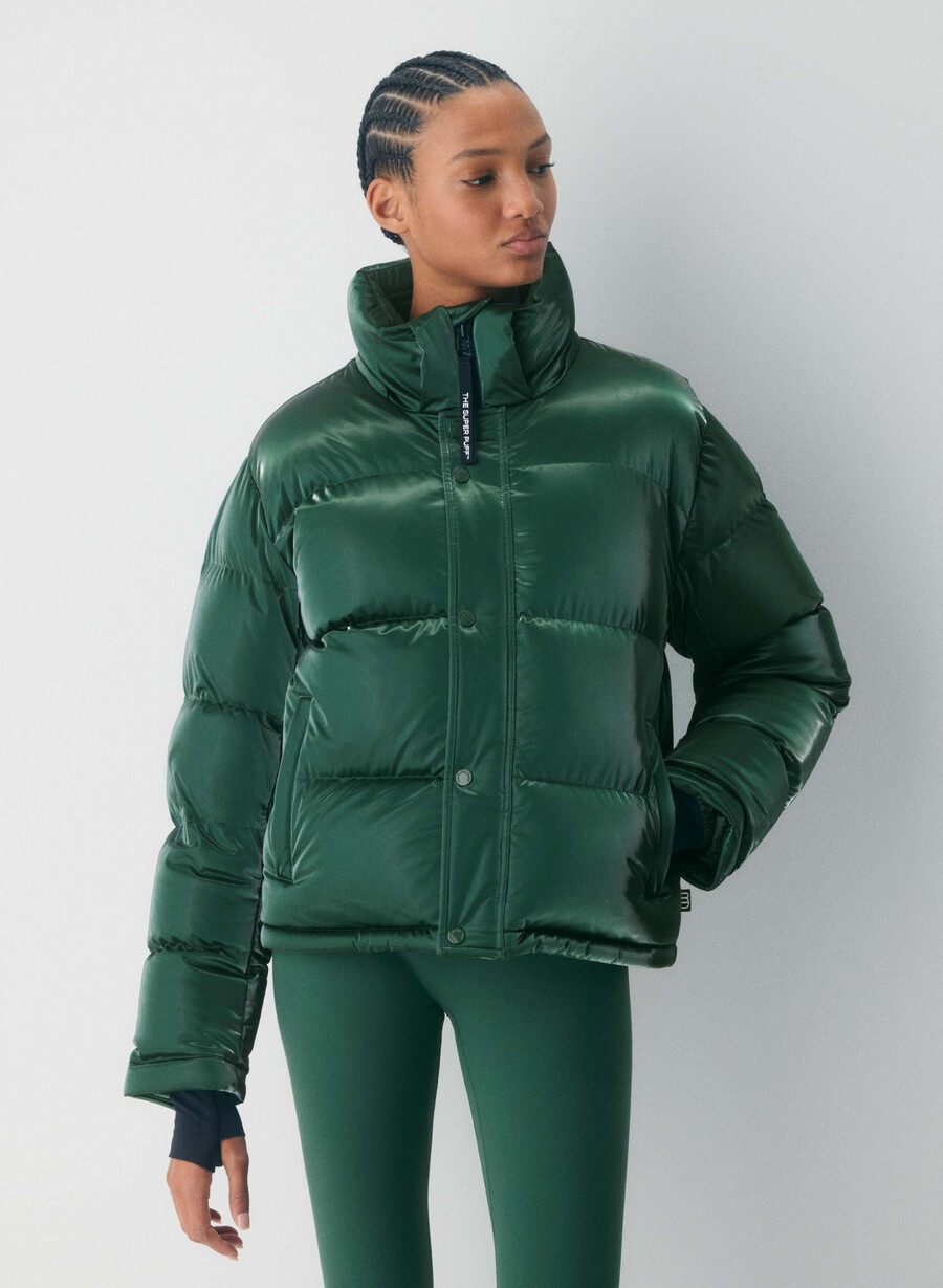 the super puff shorty - liquid shine campus green