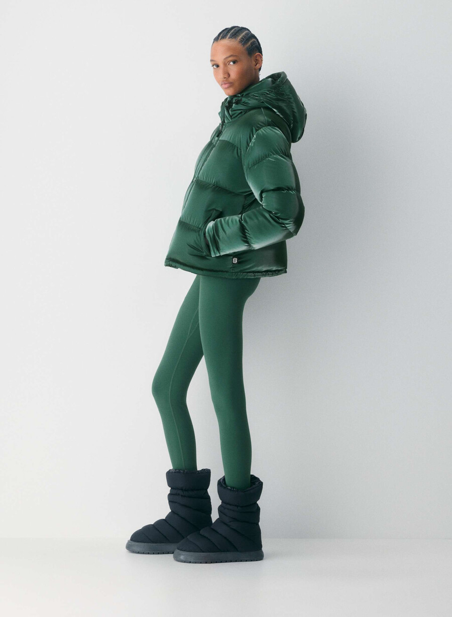 the super puff shorty - liquid shine campus green