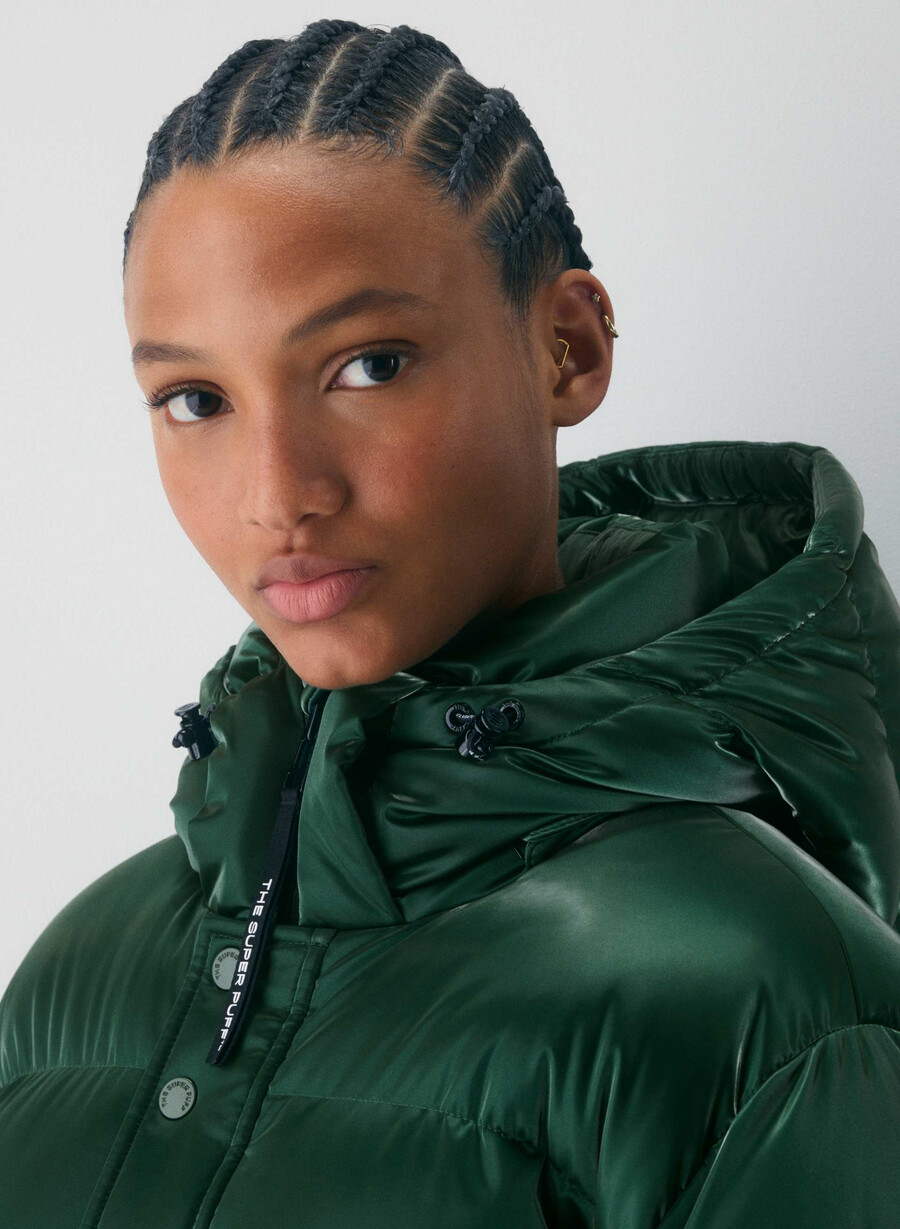 the super puff shorty - liquid shine campus green