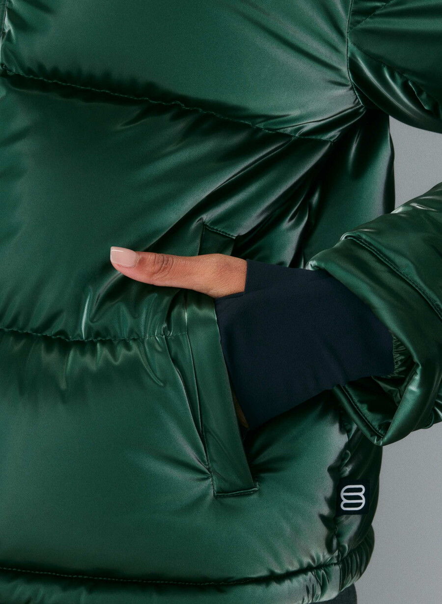the super puff shorty - liquid shine campus green