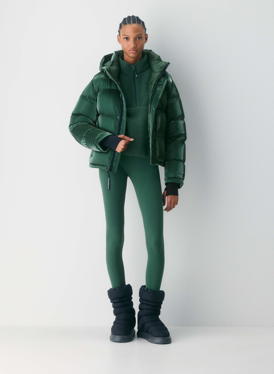 the super puff shorty - liquid shine campus green