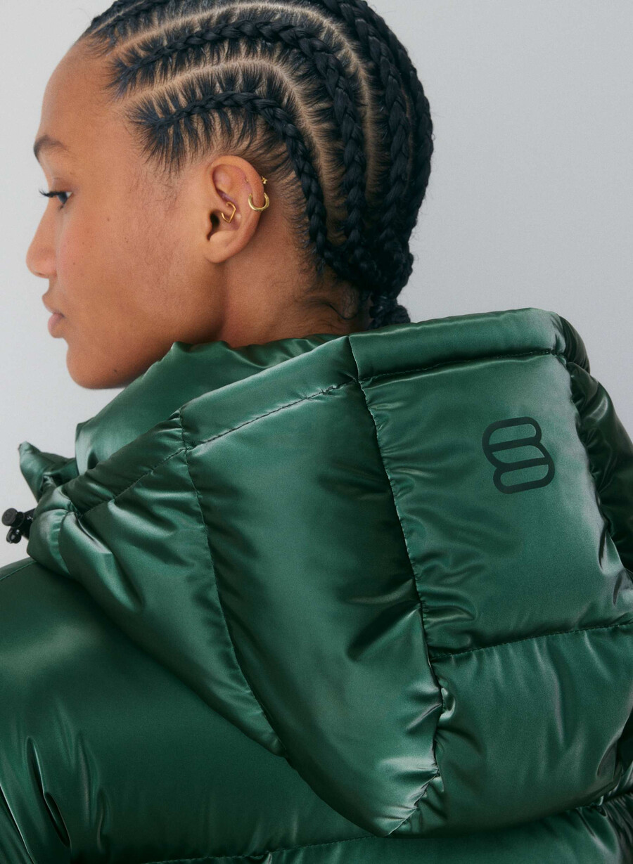 the super puff shorty - liquid shine campus green