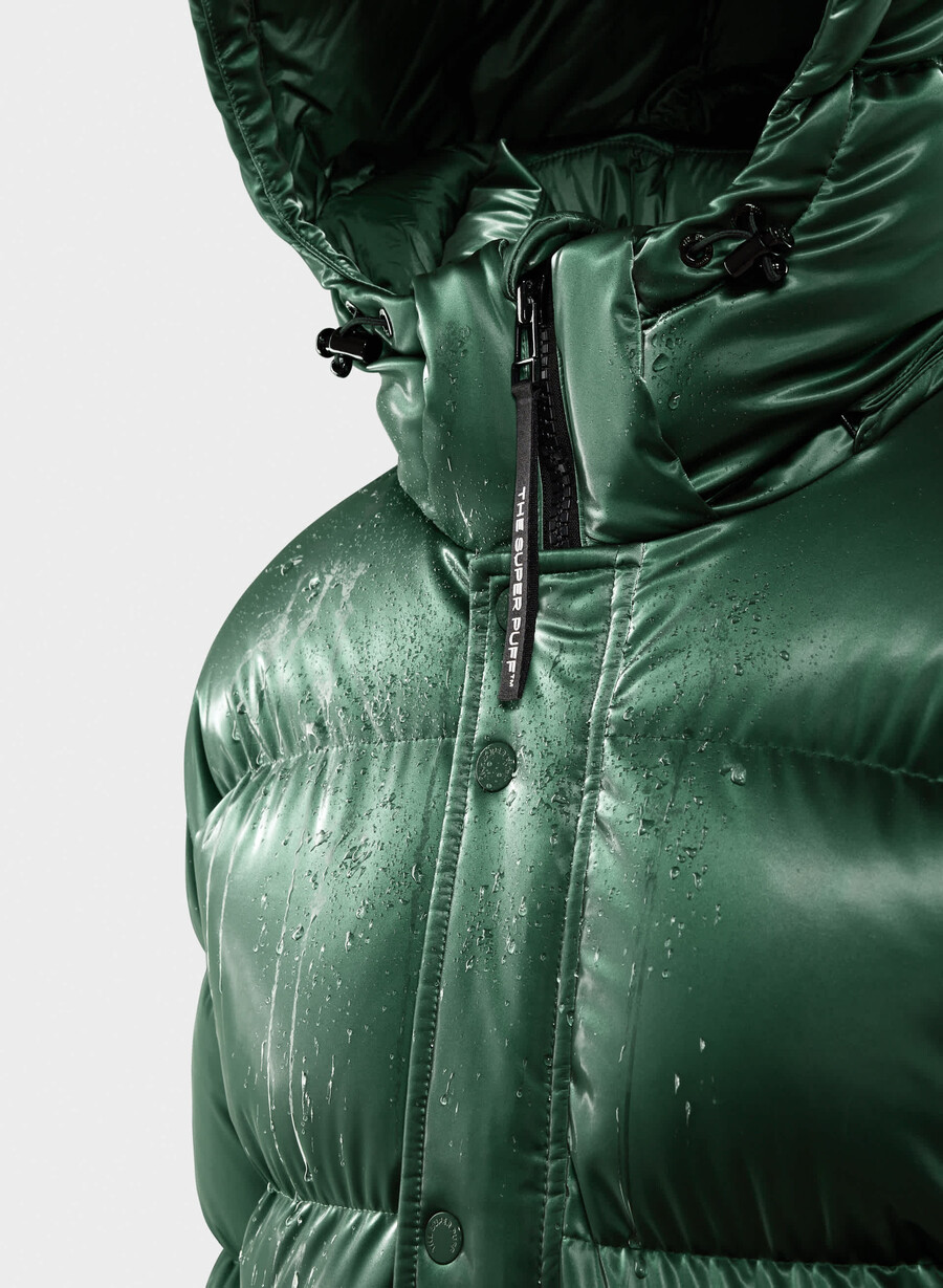 the super puff shorty - liquid shine campus green