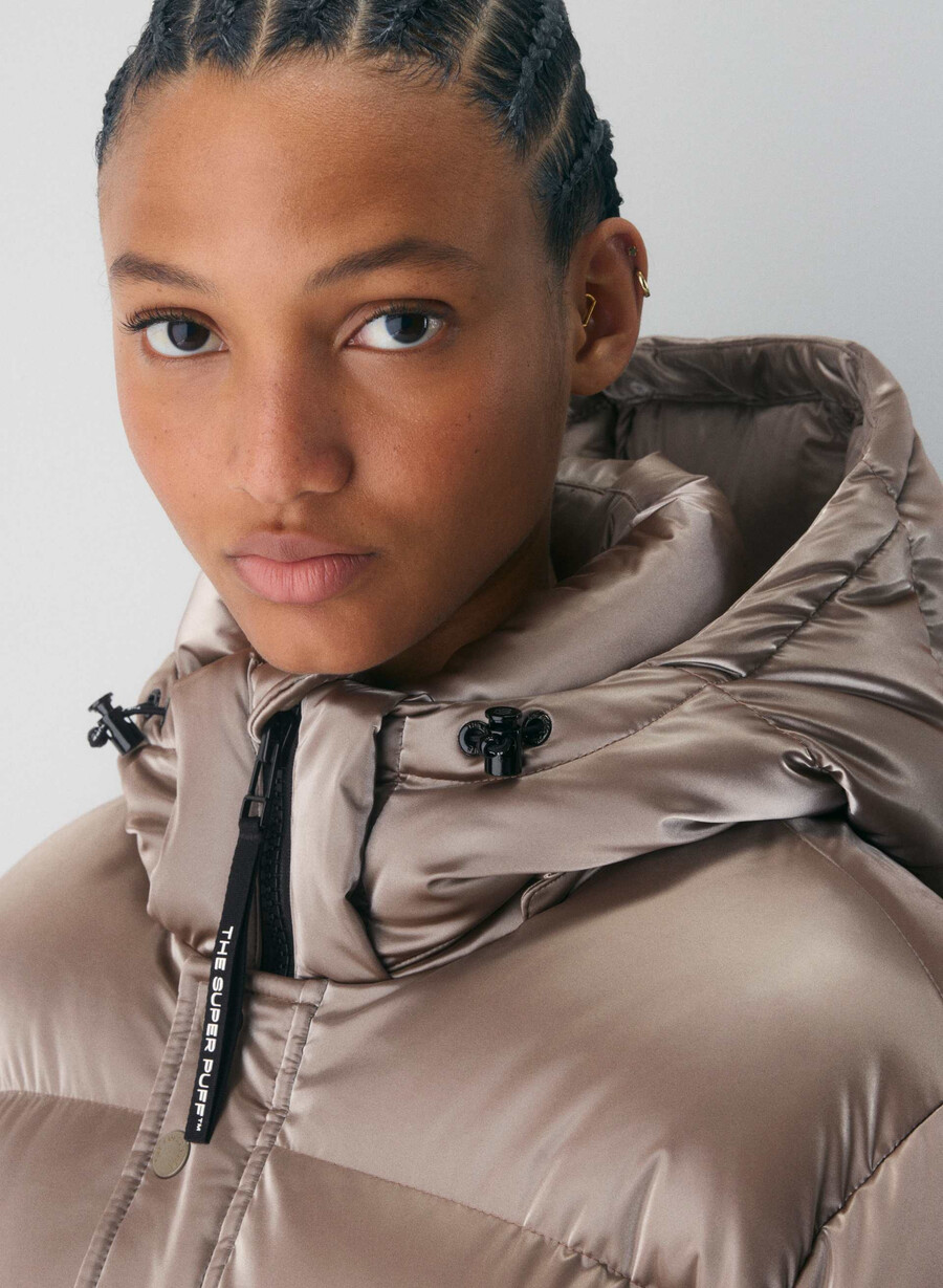 the super puff shorty - liquid shine modern taupe