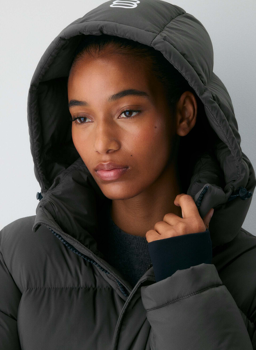 the super puff long - climatte coal grey