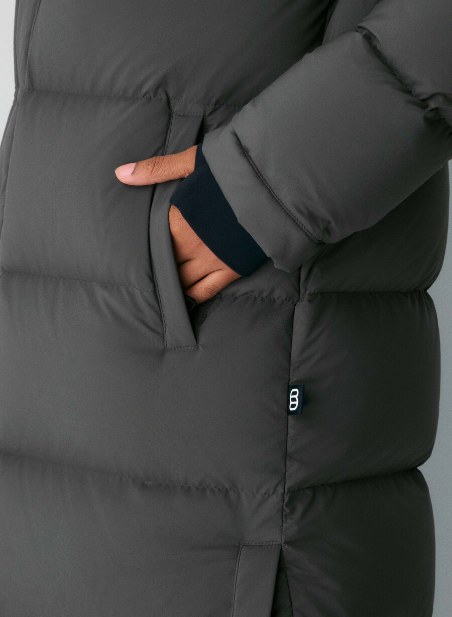 the super puff long - climatte coal grey